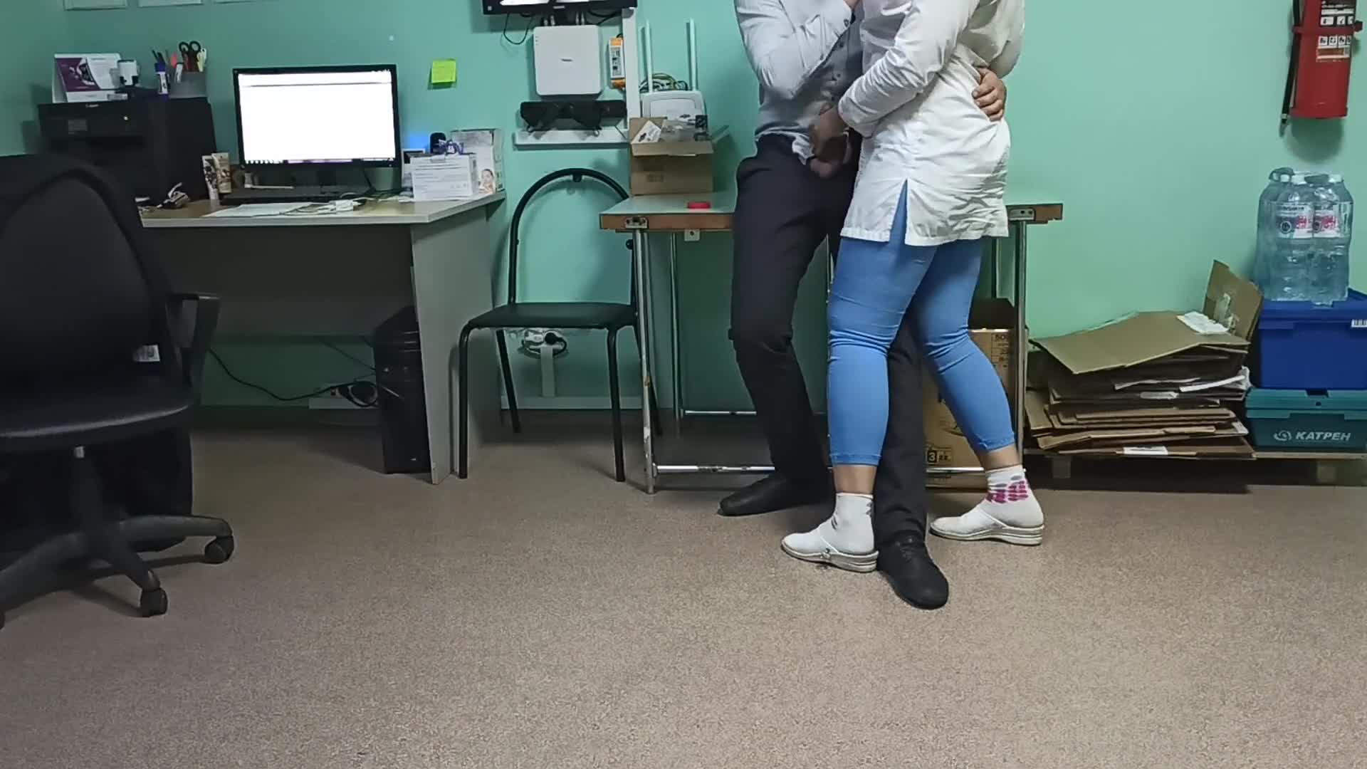 Темнокожая медсестра лечит стояк парня с помощью крутого отсоса