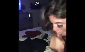 Млада уличница, много жадна за петел, изневерява на приятеля си в аматьорско порно видео, в което блудницата смуче хуй и е прецакана много добре, докато устата й се напълни с много гореща изпразване