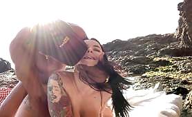 बड़े स्तन और बड़े गधे सार्वजनिक समुद्र तट पर चमकती- SpankBang porn