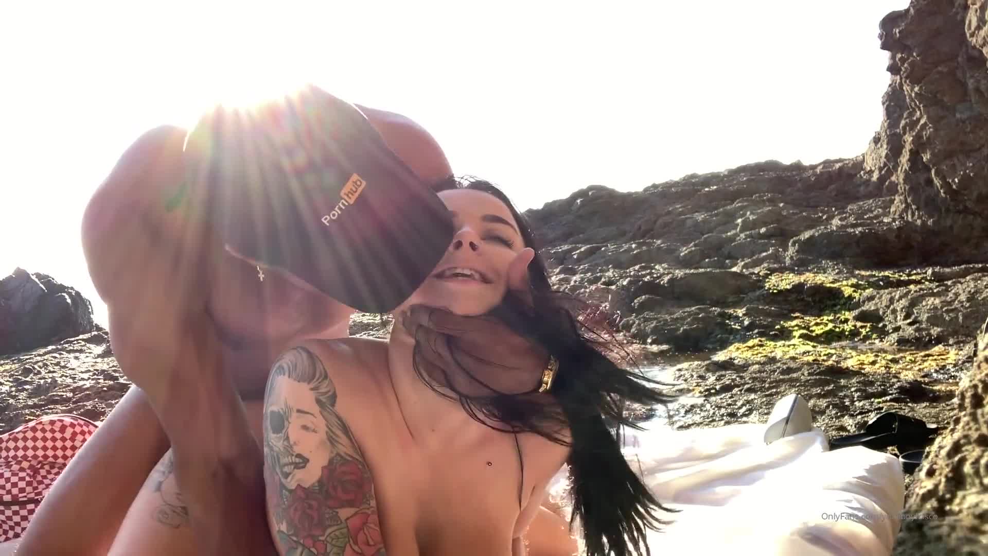 Grandi tette e culo grosso che lampeggiano in pubblico sulla spiaggia - SpankBang porno - Videos