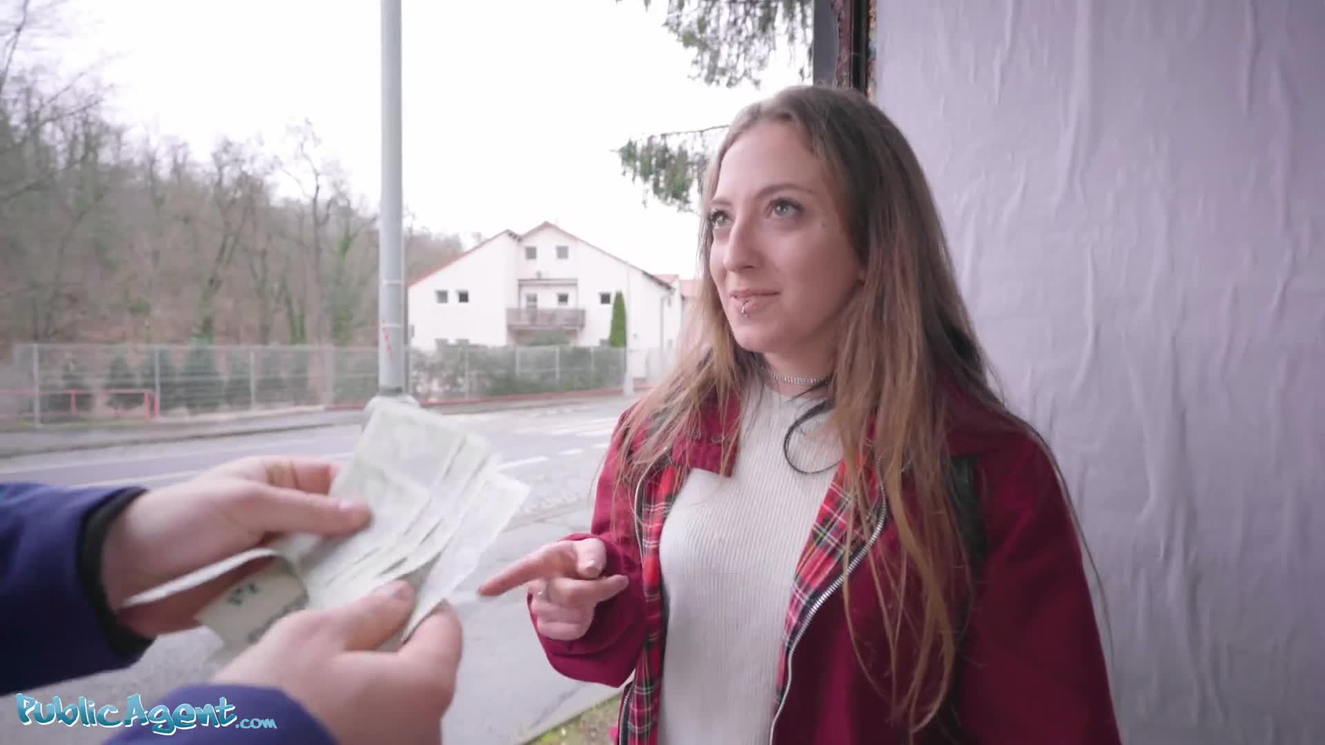 Una zorra española de tetas pequeñas espera el autobús pero conoce a un extraño que le ofrece dinero a la puta que accede a follar en público, y se alejan un poco Foto