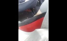 Escena de masturbación en el coche con una zorra pervertida y desvergonzada que mete la mano por debajo del pantalón y le hace unos dedos vaginales.