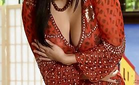 Tits e madhe indiane Sunny Leone po luan me thithkën e saj dhe lëpirjen e saj cica para se të fillojë të luajë me një dildo dhe pidhin e saj të lagur