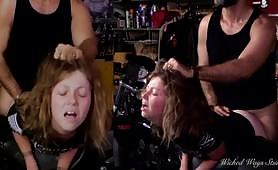 Một cô gái tóc vàng tuổi teen với nhỏ tits có Hardcore và đau đớn hậu môn creampie nằm xuống trên một xe máy bởi một cũ khổng lồ vòi nước
