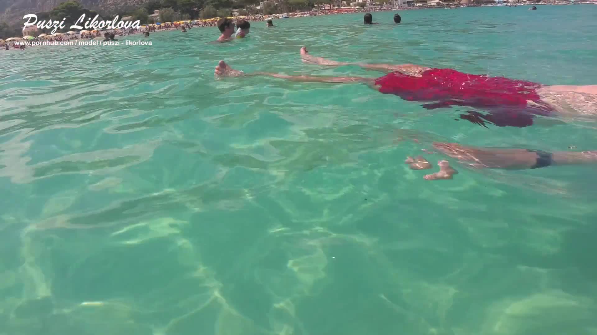 Openbare handjob door Puszi Likorlova - seks onder water met een Hongaarse pornoster - Videos afbeelding