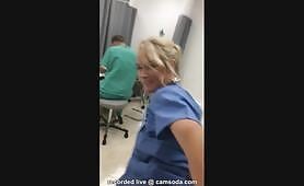 พยาบาลแสดงความซนของเธอขณะที่เธอช่วยตัวเองอยู่หน้ากระจกเมื่อไม่มีใครมอง เธอเปลือยหน้าอกและหีของเธอขณะที่เธอใช้นิ้วตัวเอง