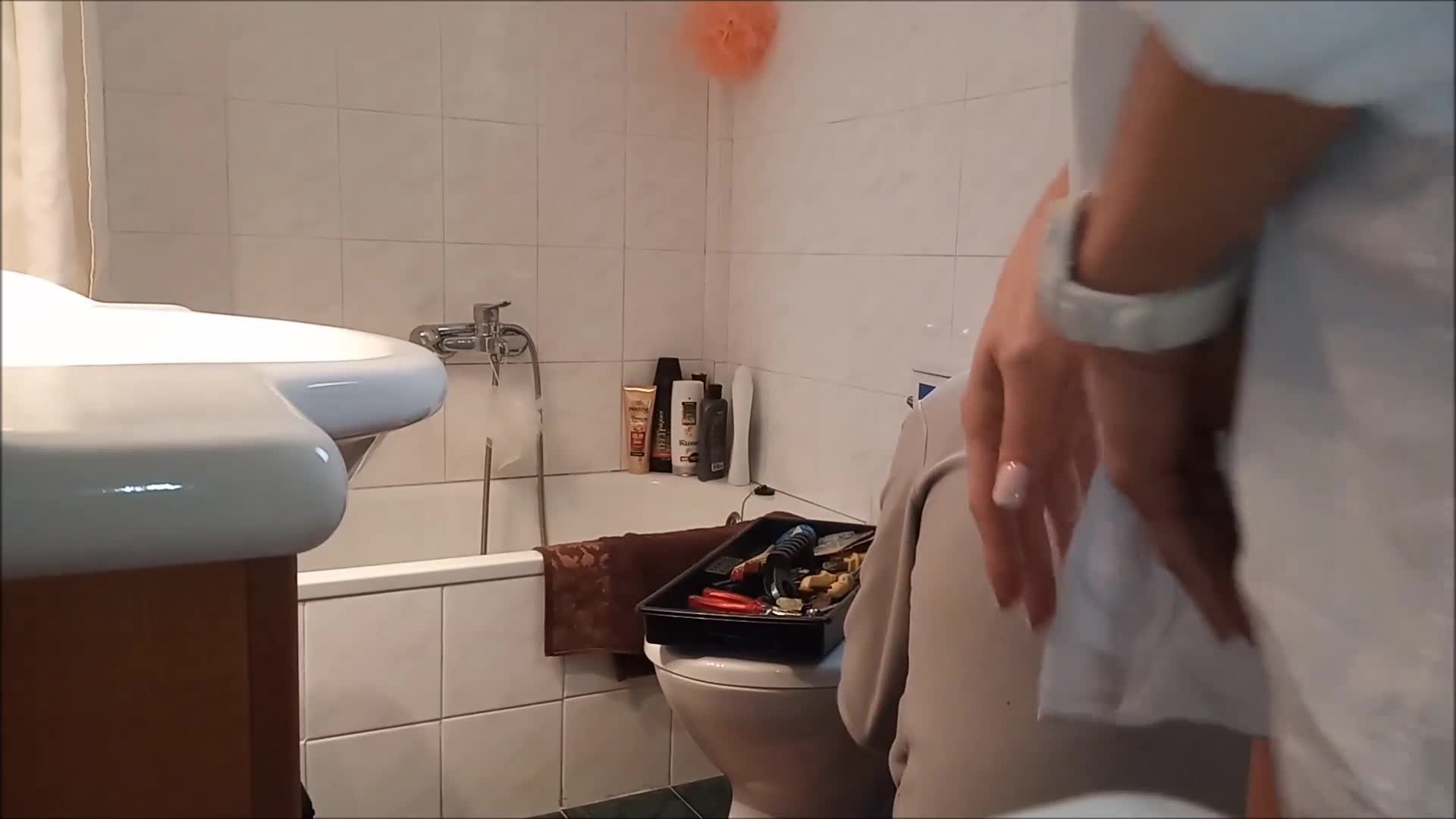 Amateur moeder op toilet