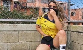 Sexy teen bionda schizza mentre gioca a calcio con il suo Lovense lussureggiante addosso