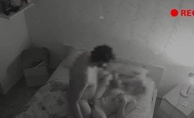 Възбудена двойка заснема как прави секс в спалнята