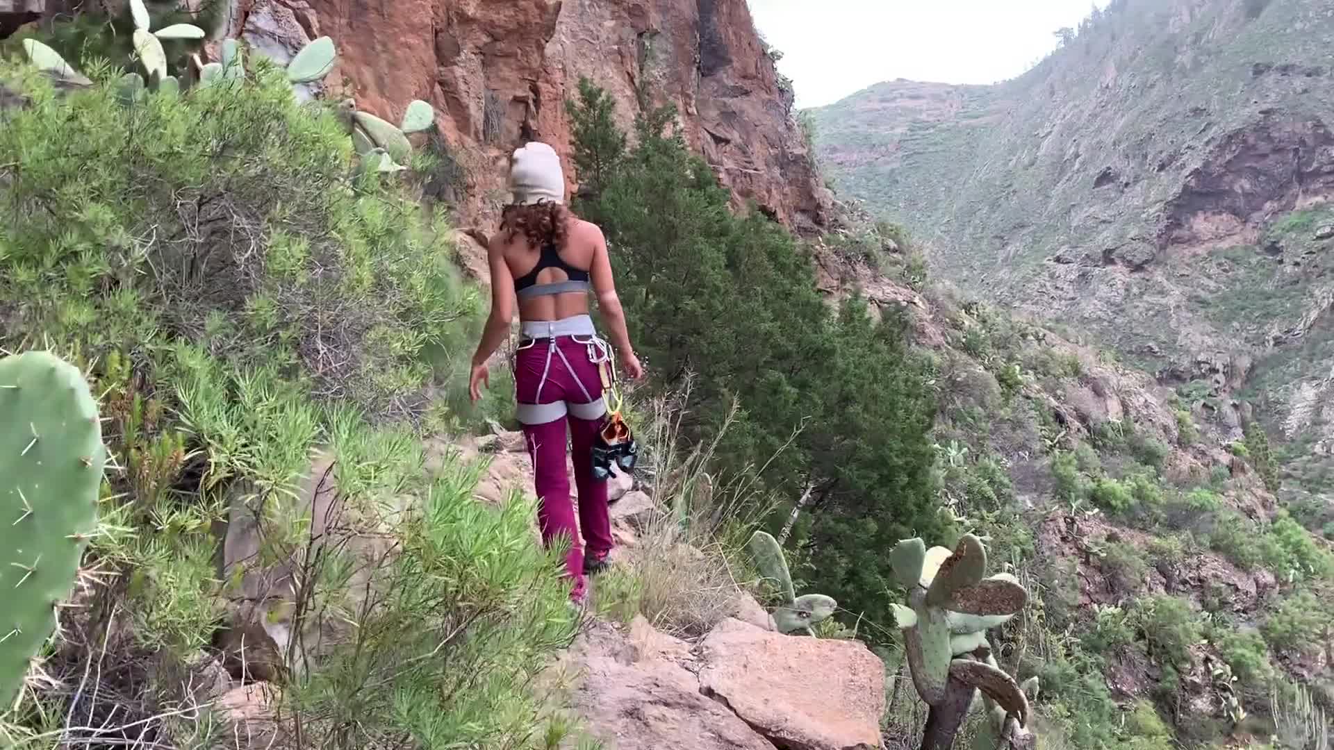 Crazy par klatre knulle hverandre på toppen av et fjell - Videos bilde