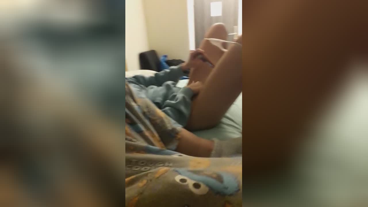 Er filmt seine Freundin beim Masturbieren
