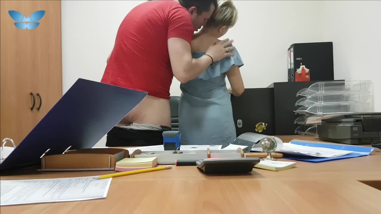 Secrétaire blonde se fait sodomiser sur la table du bureau par son patron - Videos