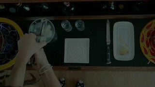 Een vervelende vrouw drinkt ijsblokjesdrankjes na het melken van sperma
