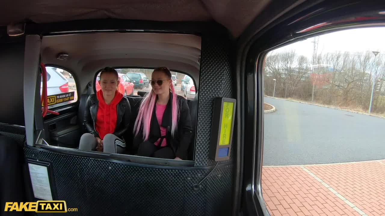 Denne taxisjåføren knuller Lady Zee og Sandra Zee - Videos