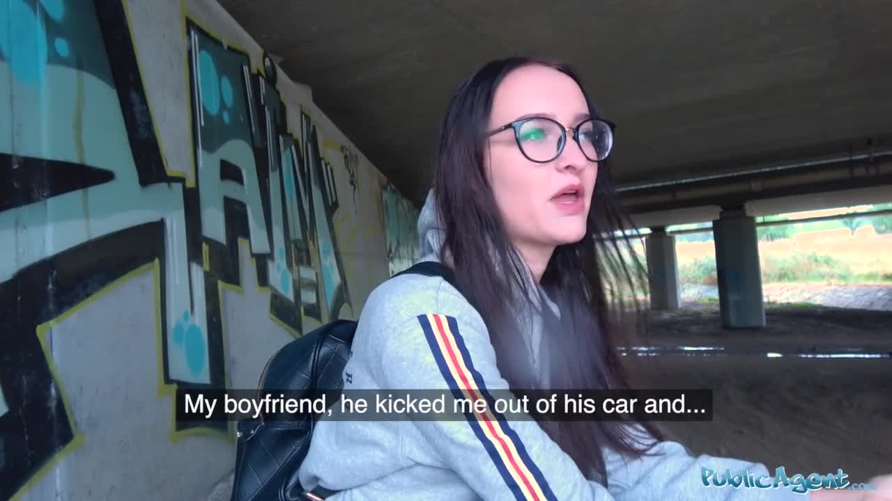 Sasha Sparrow se fait baiser sous un pont contre rémunération - Videos