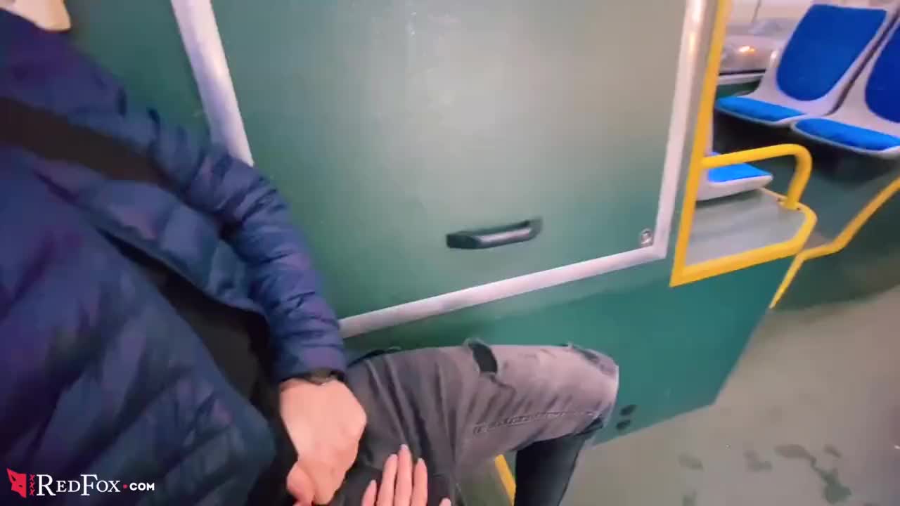 En sexy tenåring suger kuken til kjæresten sin på en offentlig buss - Videos