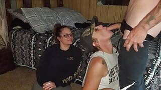 Брюнетка-ботанка-любительница с маленькими сиськами и тугой задницей наблюдает, как две ее подруги в домашнем секс-видео занимаются страстным сексом до оргазма.
