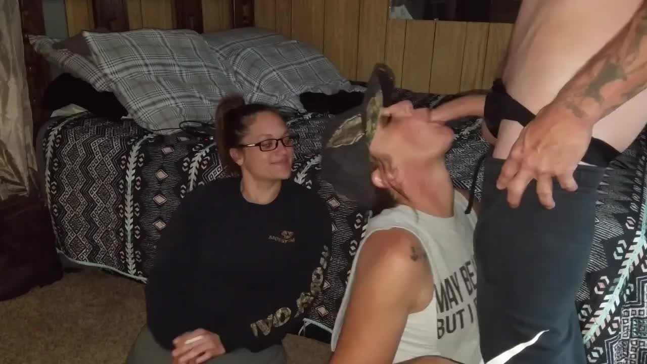 Una adolescente amateur morena y nerd con tetas pequeñas y un culo prieto mira a sus dos amigas en un video de sexo casero teniendo sexo apasionado hasta el orgasmo.