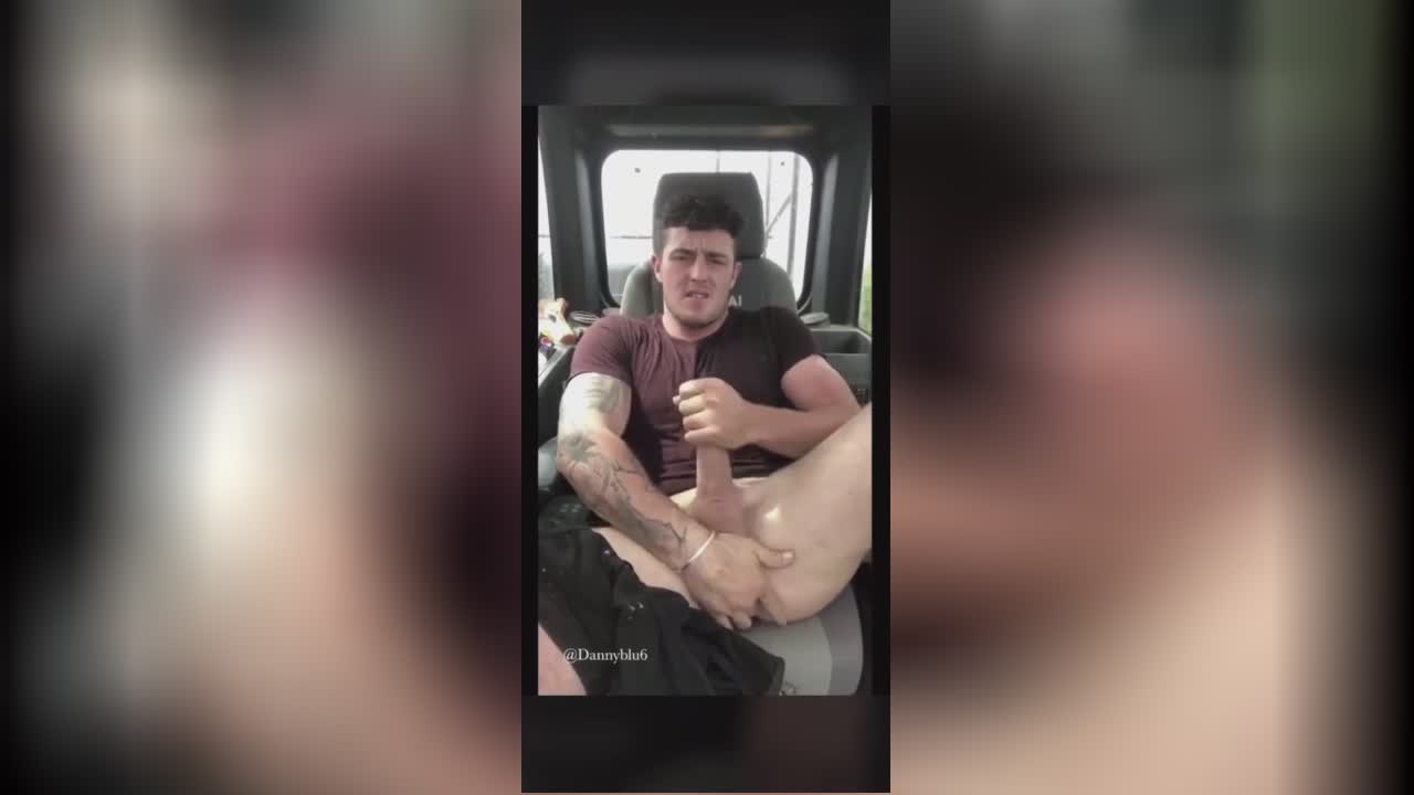 Um fazendeiro europeu amador moreno está em seu carro em um vídeo pornô público afiando seu enorme pau enquanto ele se masturba para um orgasmo