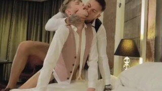 ¡La habitación del hotel es el lugar perfecto para una escena de sexo gay casera oculta! ¡Papá muestra una increíble y dolorosa doble penetración anal al adolescente!