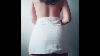 Denne kinky teenagepige fjerner langsomt sit håndklæde