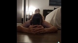 Nastoletnia brunetka amatorka z dużymi cyckami i dużym tyłkiem jest dziewczyną z kamery wykonującą seksowne wyzwanie; pokazuje pozę, zanim zostanie zerżnięta.