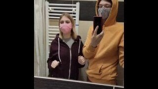 Una adolescente rubia amateur con grandes tetas y un gran trasero aparece en un baño con una máscara en un desafío de redes sociales teniendo sexo.