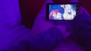 Dieses heiße Teenie-Babe fingerte ihre Muschi, während es sich Hentai-Pornos ansah