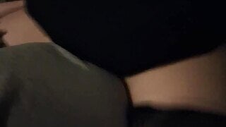 Een Turks tienermeisje sluipt mijn slaapkamer binnen om op mijn lul te rijden
